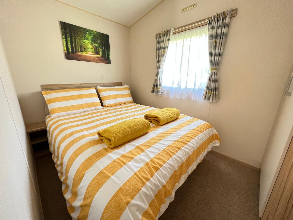 Mallard Corner, Cosy Cotswold Lakeview Lodge South Cerney Ngoại thất bức ảnh