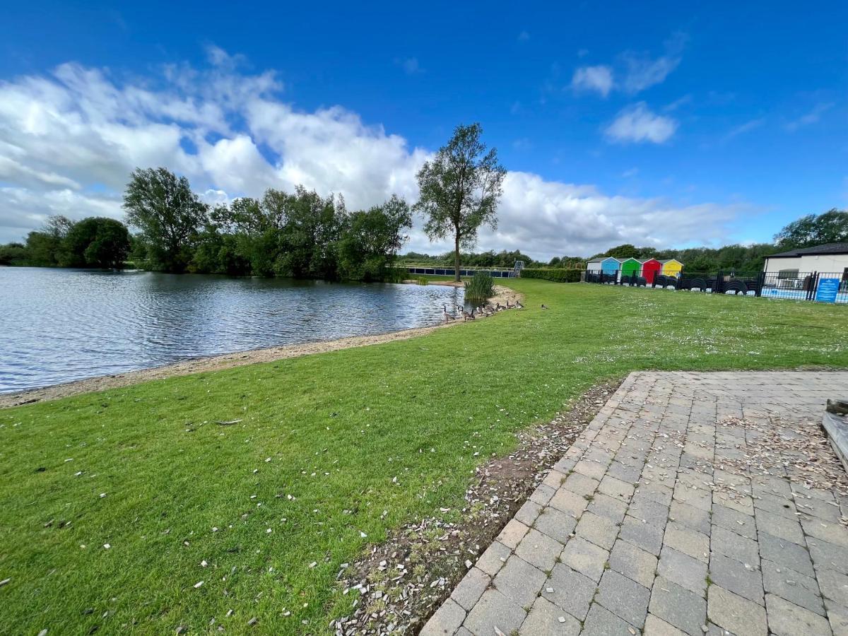 Mallard Corner, Cosy Cotswold Lakeview Lodge South Cerney Ngoại thất bức ảnh