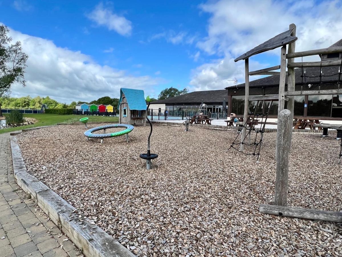 Mallard Corner, Cosy Cotswold Lakeview Lodge South Cerney Ngoại thất bức ảnh