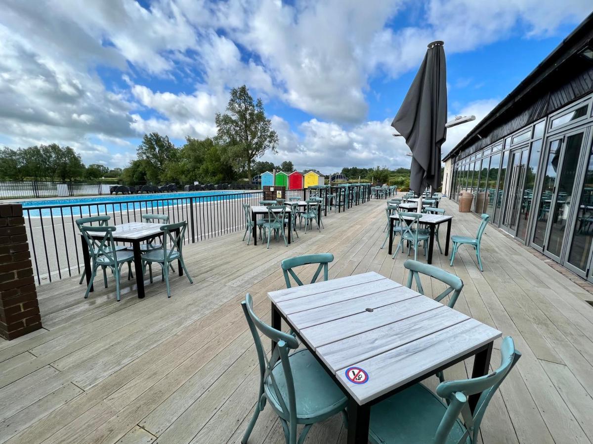 Mallard Corner, Cosy Cotswold Lakeview Lodge South Cerney Ngoại thất bức ảnh