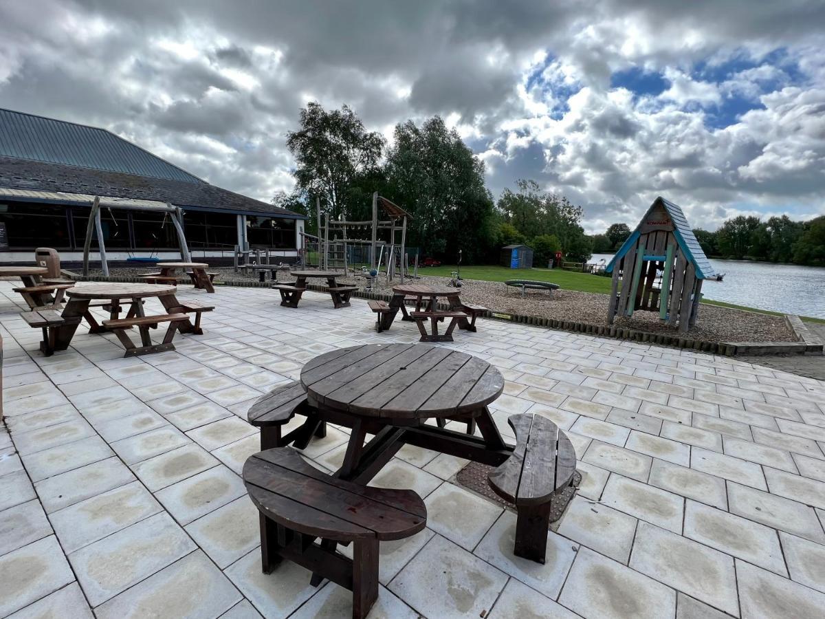Mallard Corner, Cosy Cotswold Lakeview Lodge South Cerney Ngoại thất bức ảnh