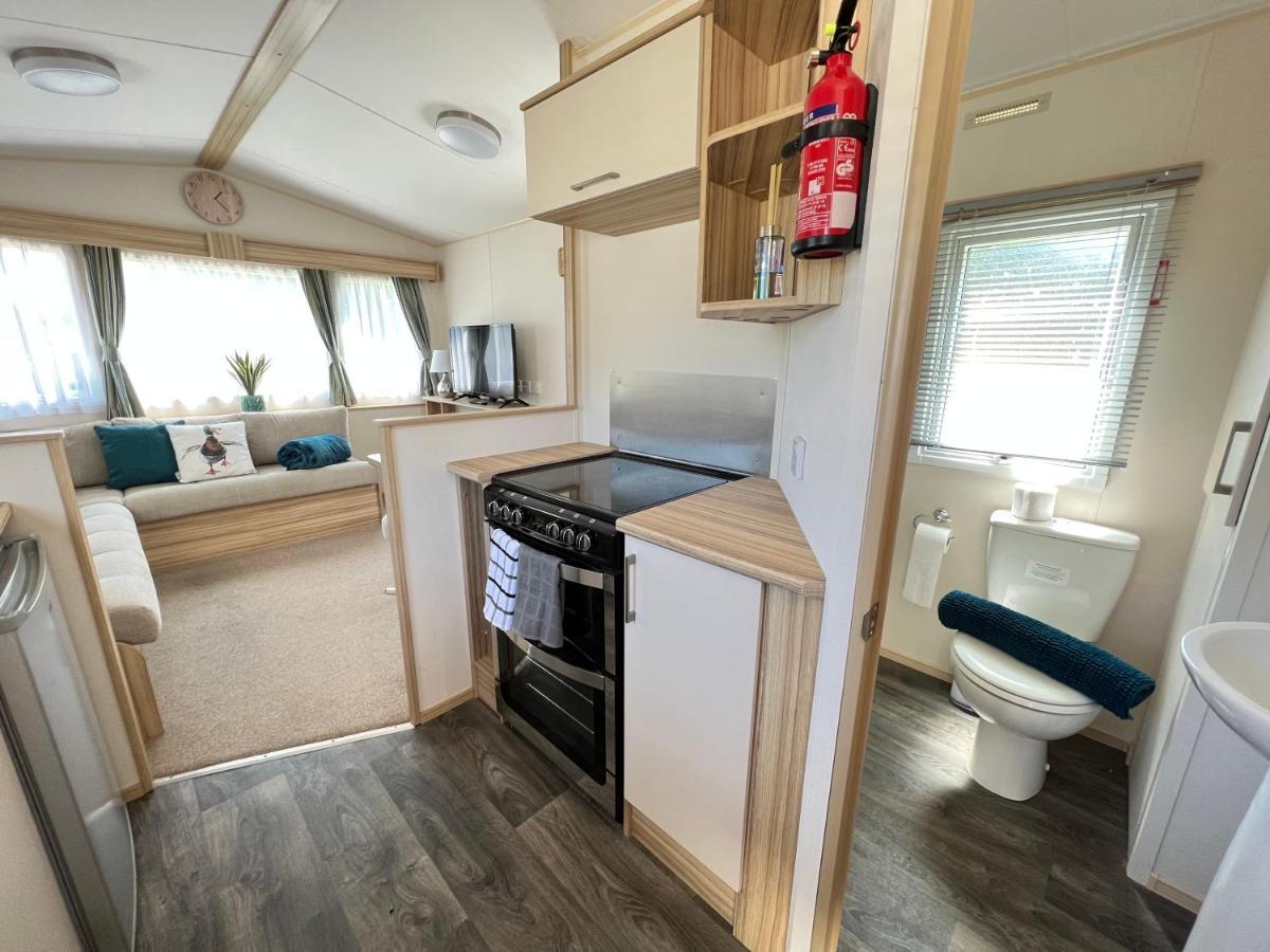 Mallard Corner, Cosy Cotswold Lakeview Lodge South Cerney Ngoại thất bức ảnh
