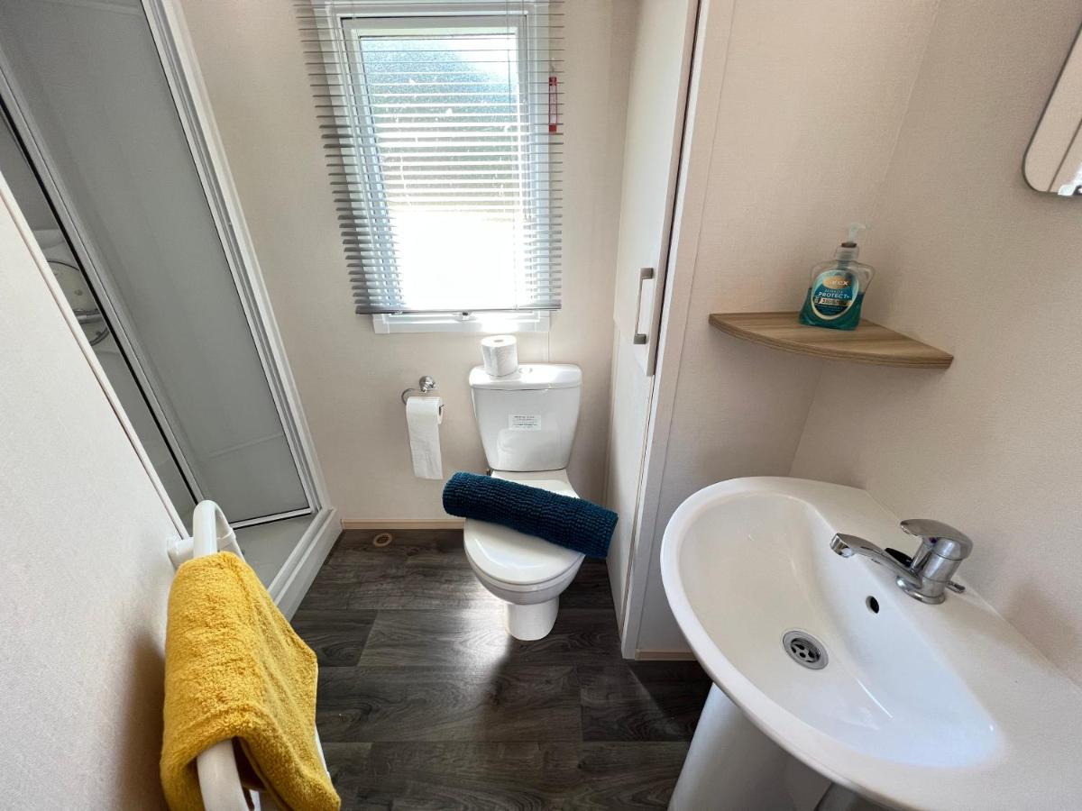 Mallard Corner, Cosy Cotswold Lakeview Lodge South Cerney Ngoại thất bức ảnh