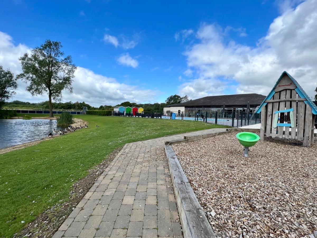 Mallard Corner, Cosy Cotswold Lakeview Lodge South Cerney Ngoại thất bức ảnh