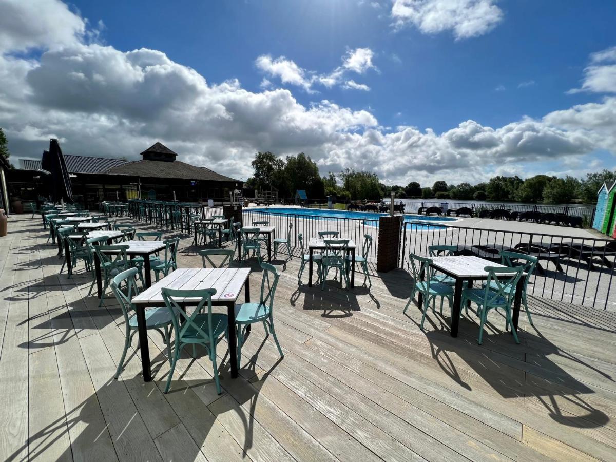 Mallard Corner, Cosy Cotswold Lakeview Lodge South Cerney Ngoại thất bức ảnh