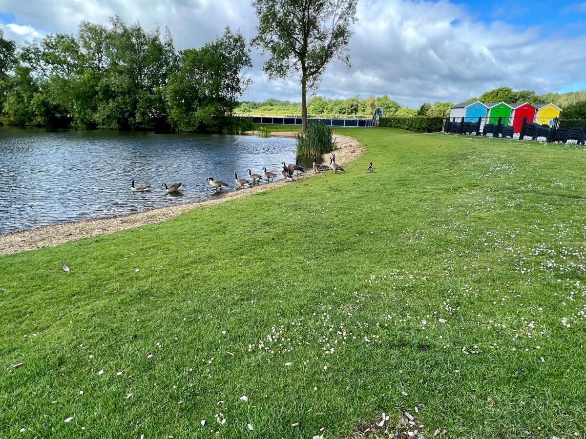 Mallard Corner, Cosy Cotswold Lakeview Lodge South Cerney Ngoại thất bức ảnh