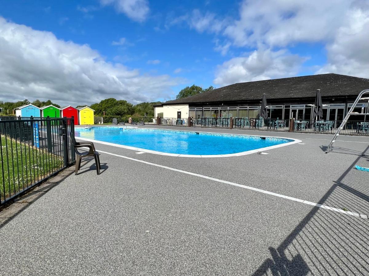 Mallard Corner, Cosy Cotswold Lakeview Lodge South Cerney Ngoại thất bức ảnh
